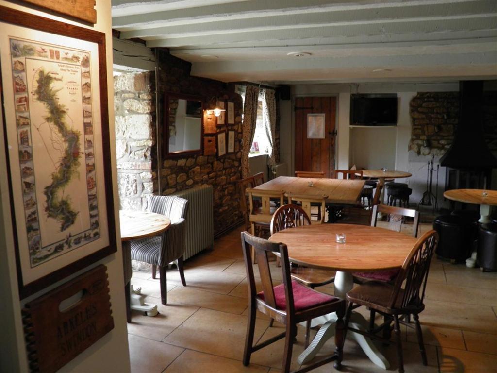 The Talbot Inn Eynsham Bagian luar foto
